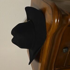 Serratelli black felt cowboy hat.
